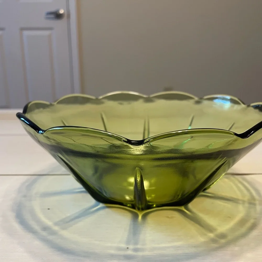 Vintage Anchor Hocking Swedish Modern Tulip Petal Serving Bowl Avocado Green